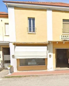 Foto Negozio a Bagnolo San Vito Centro di 265 m² con 2 locali in vendita