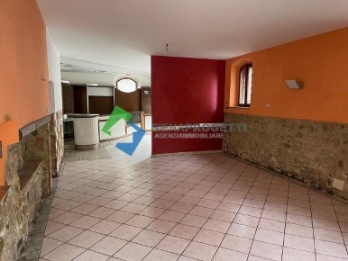 Foto Locale commerciale a Castelnuovo Berardenga di 260 m² in vendita