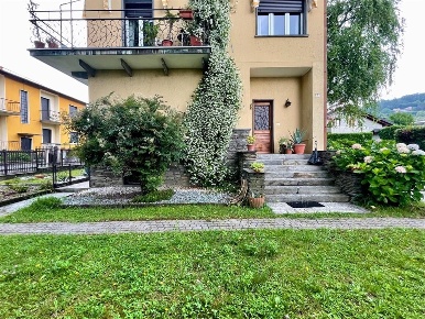 Foto Appartamento in Via Damiano Chiesa, Gavirate Centro di 90 m²