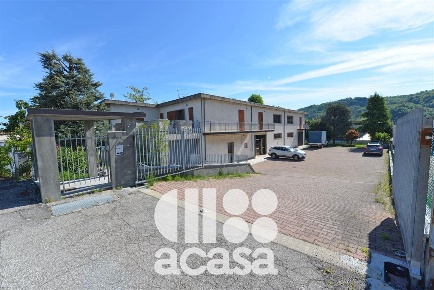 Foto Locale commerciale a Mercato Saraceno di 835 m² con 7 locali