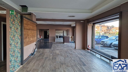 Foto Locale commerciale a Lesmo di 350 m² con 3 locali in affitto