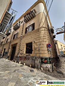 Foto Negozio in Piazza Santa Chiara, Palermo Cassaro di 240 m² con 3 locali