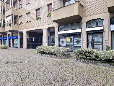 Foto Negozio in Via Cavallotti, Monza San Carlo - Stazione di 90 m²