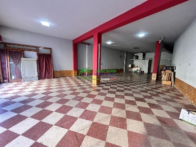 Foto Locale commerciale a Vittoria Centro di 143 m² con 2 locali in vendita