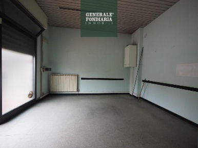 Foto Negozio a Follo di 90 m² con 4 locali in affitto