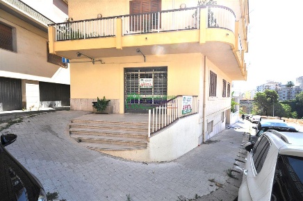Foto Locale commerciale in VIA CARLO ALBERTO DALLA CHIESA, Ragusa Centro