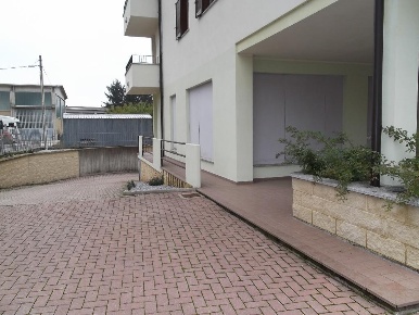 Foto Negozio a Mondovì Zona Industriale di 85 m² con 1 locali in vendita