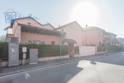 Foto Villa unifamiliare in Via Mantegna, Pioltello Centro di 250 m²