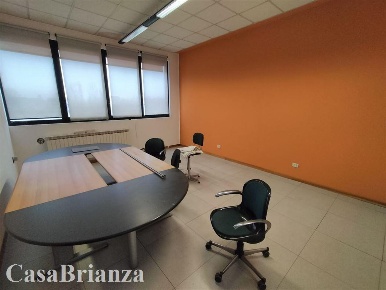 Foto Ufficio a Biassono Zona Industriale di 230 m² con 7 locali in affitto