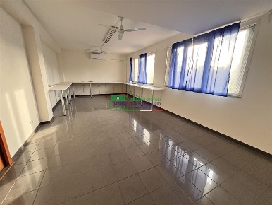 Foto Locale commerciale a Comiso Centro di 110 m² con 4 locali in affitto