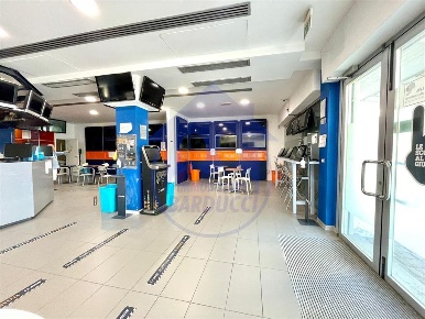 Foto Negozio a Cesenatico di 150 m² con 3 locali in vendita