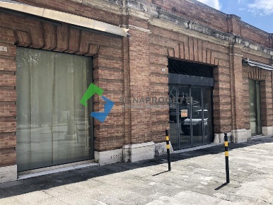 Foto Negozio a Siena Lizza - Camollia di 235 m² con 2 locali in affitto