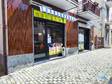 Foto Negozio in VIA TITO SPERI, Limbiate Centro di 72 m² con 3 locali