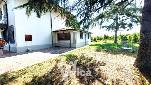 Foto Appartamento a Cesena di 105 m² con 5 locali in vendita