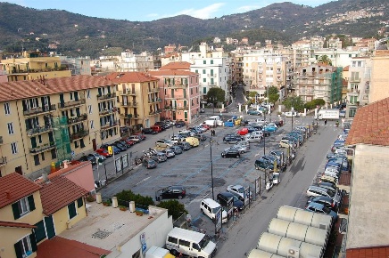 Foto Negozio in Via Giuseppe Verdi, Alassio Centro di 55 m² con 1 locali