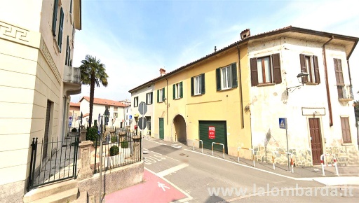 Foto Negozio in Piazza IV Novembre, Airuno Centro di 40 m² con 2 locali