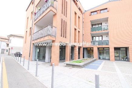 Foto Negozio in piazza Mazzini, San Giorgio su Legnano di 100 m² in vendita