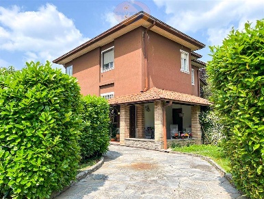 Foto Villa unifamiliare in Via Cesare Beccaria, Besana in Brianza Centro