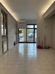 Foto Negozio in VIA MAGGIOLINI, Lissone Centro Storico di 74 m² in vendita
