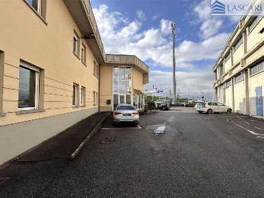 Foto Ufficio in Via Zanica, Bergamo Malpensata di 550 m² in affitto
