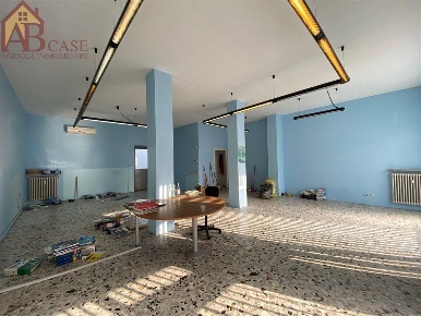 Foto Negozio in via farini, Vigevano Corso Novara, Stadio di 80 m²