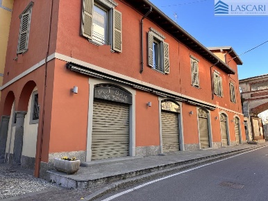 Foto Negozio in Via Locatelli, Alzano Lombardo Centro di 187 m² in vendita