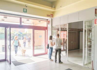 Foto Negozio in Via Monte San Michele, Tradate Centro di 20 m² con 1 locali