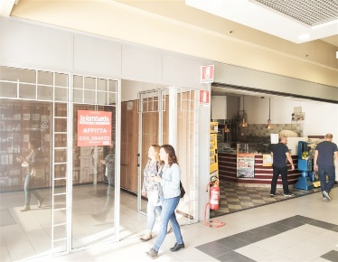Foto Negozio in Via Monte San Michele, Tradate Centro di 20 m² con 1 locali