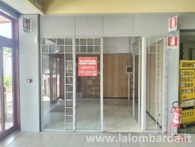 Foto Negozio in Via Monte San Michele, Tradate Centro di 20 m² con 1 locali