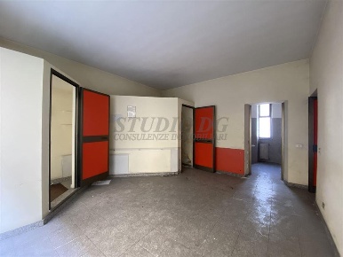 Foto Negozio in Via Mazzini, Limbiate Centro di 100 m² in vendita