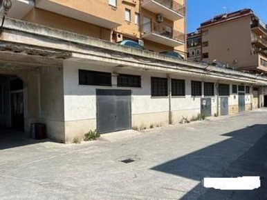 Foto Laboratorio in Via Dante Alighieri, Bagheria Centro di 445 m²