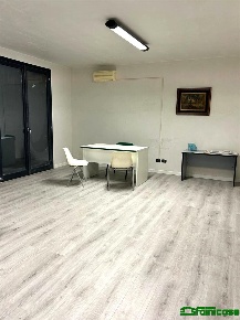 Foto Negozio in Via Vittorio Veneto, Vignate Centro di 87 m² con 1 locali