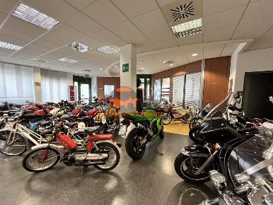 Foto Locale commerciale in VIA G. MARCONI, Calcinate di 220 m² con 2 locali