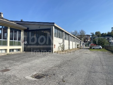 Foto Locale commerciale in via alioli e sassi, Gavirate Centro di 2700 m²