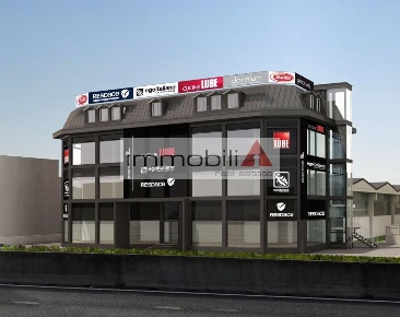 Foto Show room a Verano Brianza di 390 m² con 5 locali in affitto