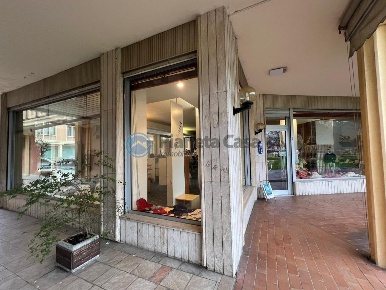 Foto Negozio in Viale Stazione, Montegrotto Terme Centro di 140 m²