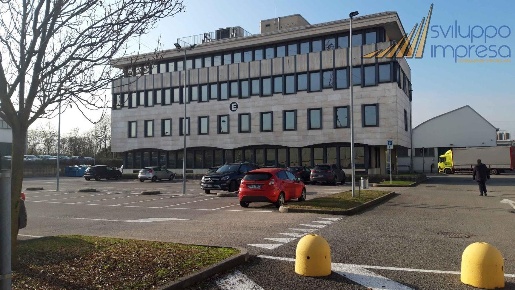 Foto Ufficio in via delle industrie, Caponago di 90 m² con 6 locali