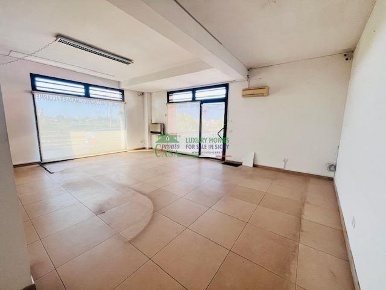 Foto Locale commerciale in Via Perez, Comiso Centro di 70 m² con 3 locali