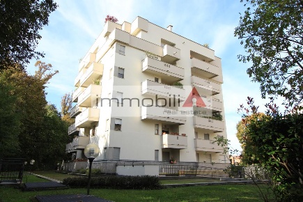 Foto Ufficio a Biassono di 115 m² con 4 locali in affitto