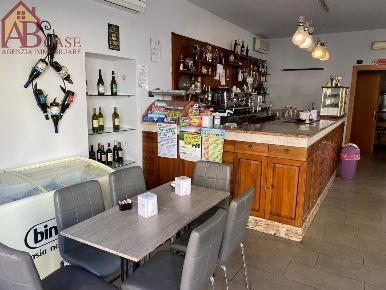 Foto Attività commerciale in via mazzini, Gambolò Centro di 50 m²