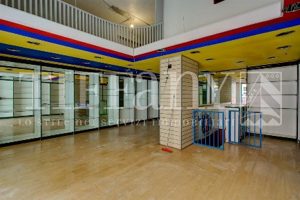Foto Negozio in Via FIlippo Civinini, Roma Euclide di 90 m² con 3 locali