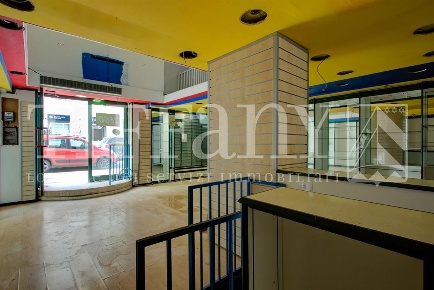 Foto Negozio in Via FIlippo Civinini, Roma Euclide di 90 m² con 3 locali