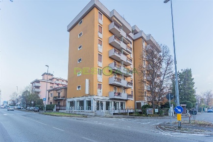 Foto Negozio in Via Fermi, Desio di 250 m² con 4 locali in vendita