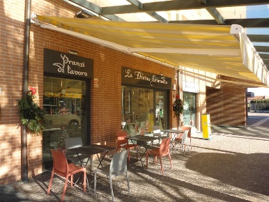Foto Attività commerciale in Piazza don Giussani, Desio di 60 m² in vendita