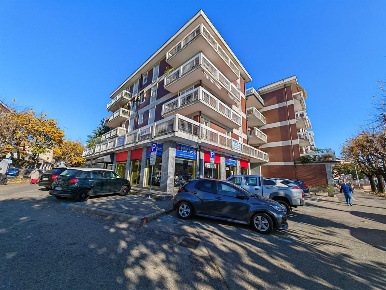 Foto Negozio in Via Tonale, Varese Biumo Inferiore - Superiore di 163 m²