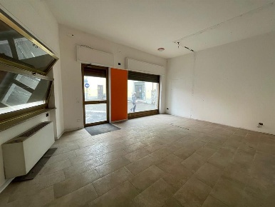 Foto Negozio in VIa Matteotti, Besnate di 80 m² con 1 locali in affitto