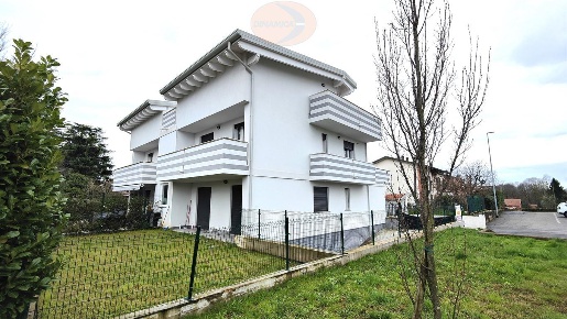 Foto Appartamento in Via Don Luigi Grisostomi, Correzzana Centro di 112 m²