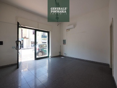 Foto Negozio a Bolano di 50 m² con 2 locali in affitto
