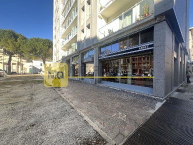 Foto Negozio in Piazzale dei cappuccini, Lecco Turati - Santo Stefano