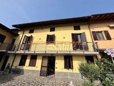 Foto Casa indipendente in VIALE PAPA GIOVANNI XXIII, Calcio di 225 m²